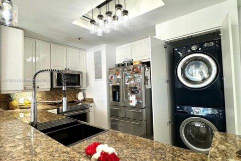 Condo in Miami, Florida, 1 bedroom  № 1696627 - photo 5