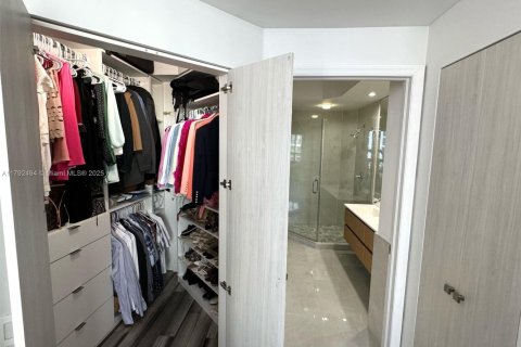 Condo in Miami, Florida, 1 bedroom  № 1696627 - photo 21