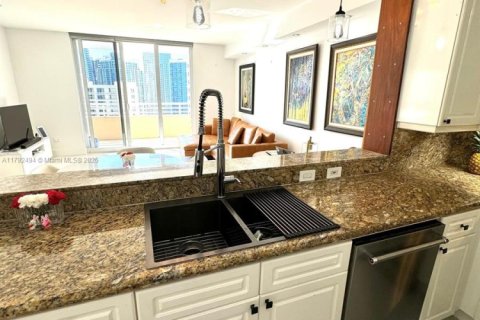 Condo in Miami, Florida, 1 bedroom  № 1696627 - photo 6