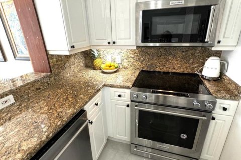 Condo in Miami, Florida, 1 bedroom  № 1696627 - photo 4
