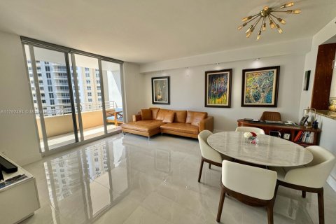 Condo in Miami, Florida, 1 bedroom  № 1696627 - photo 1