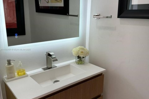 Condo in Miami, Florida, 1 bedroom  № 1696627 - photo 13