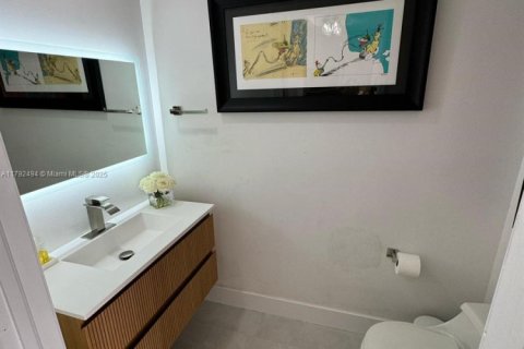 Condo in Miami, Florida, 1 bedroom  № 1696627 - photo 14