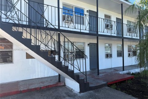 Снять в аренду виллу или дом в Майами, Флорида 2 спальни, 72.93м2, № 2055646 - фото 1