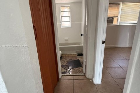 Снять в аренду виллу или дом в Майами, Флорида 2 спальни, 72.93м2, № 2055646 - фото 4