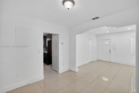 House in Miami, Florida 3 bedrooms, 158.58 sq.m. № 2043964 - photo 8
