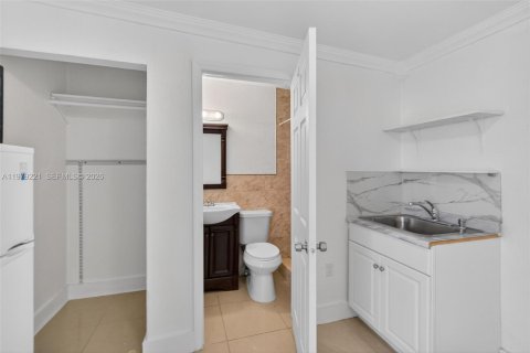 House in Miami, Florida 3 bedrooms, 158.58 sq.m. № 2043964 - photo 25