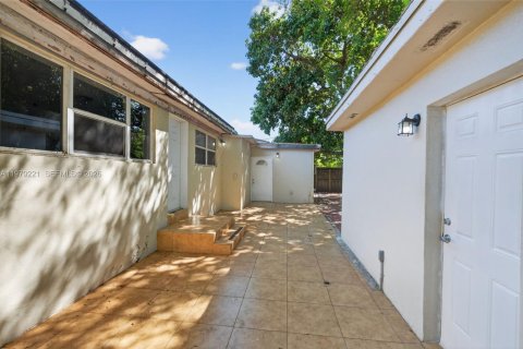 House in Miami, Florida 3 bedrooms, 158.58 sq.m. № 2043964 - photo 22