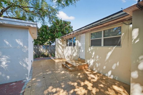 House in Miami, Florida 3 bedrooms, 158.58 sq.m. № 2043964 - photo 27