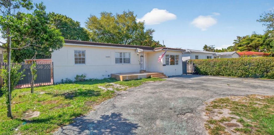 House in Miami, Florida 3 bedrooms, 158.58 sq.m. № 2043964