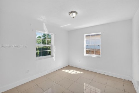 House in Miami, Florida 3 bedrooms, 158.58 sq.m. № 2043964 - photo 15