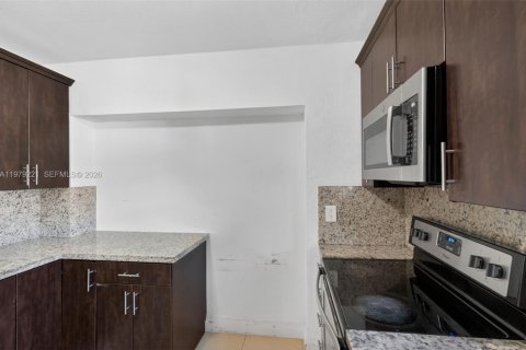 House in Miami, Florida 3 bedrooms, 158.58 sq.m. № 2043964 - photo 13