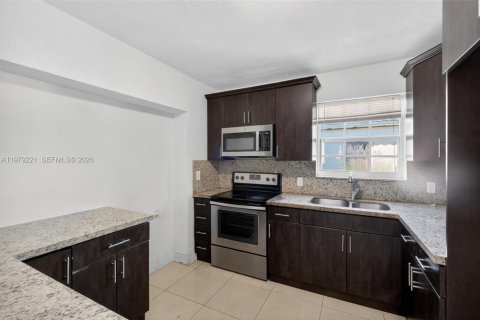 House in Miami, Florida 3 bedrooms, 158.58 sq.m. № 2043964 - photo 9