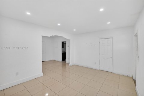 House in Miami, Florida 3 bedrooms, 158.58 sq.m. № 2043964 - photo 6