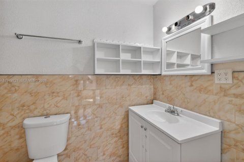 House in Miami, Florida 3 bedrooms, 158.58 sq.m. № 2043964 - photo 19