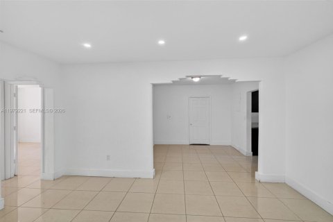 House in Miami, Florida 3 bedrooms, 158.58 sq.m. № 2043964 - photo 3