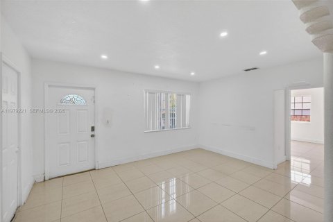 House in Miami, Florida 3 bedrooms, 158.58 sq.m. № 2043964 - photo 4