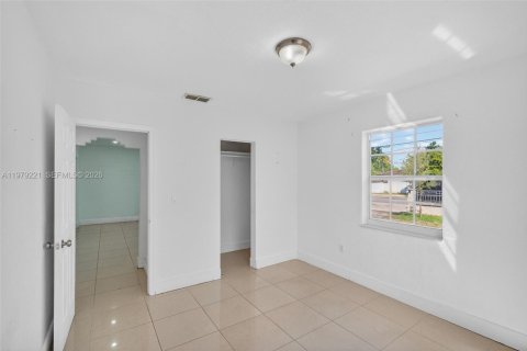 House in Miami, Florida 3 bedrooms, 158.58 sq.m. № 2043964 - photo 16