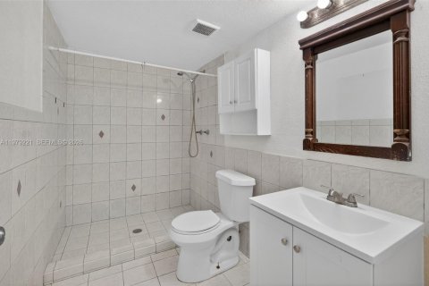 House in Miami, Florida 3 bedrooms, 158.58 sq.m. № 2043964 - photo 30