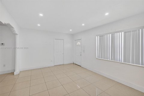 House in Miami, Florida 3 bedrooms, 158.58 sq.m. № 2043964 - photo 5