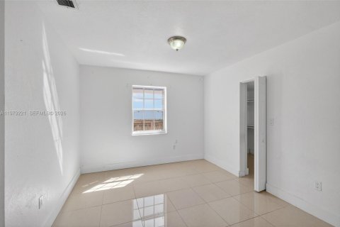 House in Miami, Florida 3 bedrooms, 158.58 sq.m. № 2043964 - photo 17