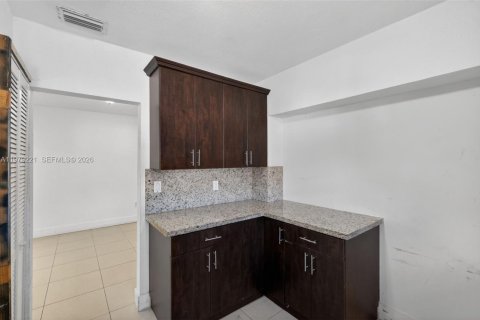 House in Miami, Florida 3 bedrooms, 158.58 sq.m. № 2043964 - photo 14