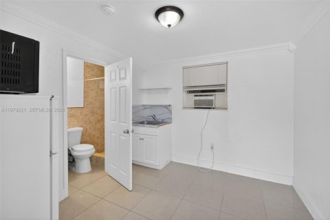 House in Miami, Florida 3 bedrooms, 158.58 sq.m. № 2043964 - photo 24