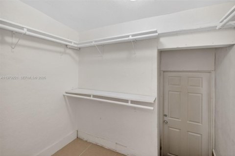 House in Miami, Florida 3 bedrooms, 158.58 sq.m. № 2043964 - photo 21