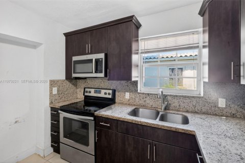 House in Miami, Florida 3 bedrooms, 158.58 sq.m. № 2043964 - photo 12