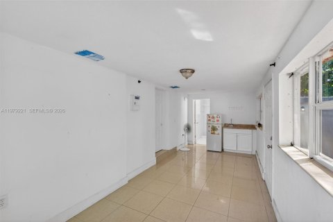 House in Miami, Florida 3 bedrooms, 158.58 sq.m. № 2043964 - photo 28
