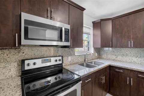 House in Miami, Florida 3 bedrooms, 158.58 sq.m. № 2043964 - photo 10