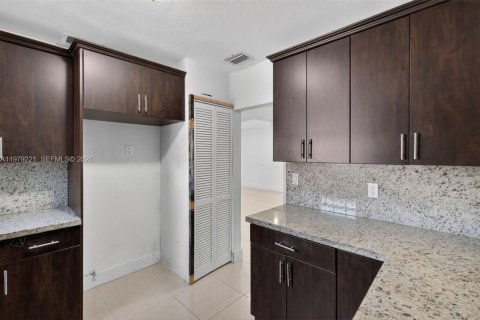 House in Miami, Florida 3 bedrooms, 158.58 sq.m. № 2043964 - photo 11