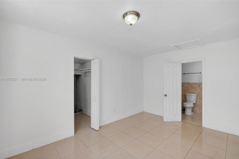 House in Miami, Florida 3 bedrooms, 158.58 sq.m. № 2043964 - photo 18