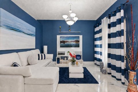 House in Orlando, Florida 2 bedrooms, 148.09 sq.m. № 2406359 - photo 2
