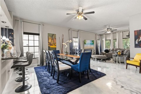 House in Orlando, Florida 2 bedrooms, 148.09 sq.m. № 2406359 - photo 4