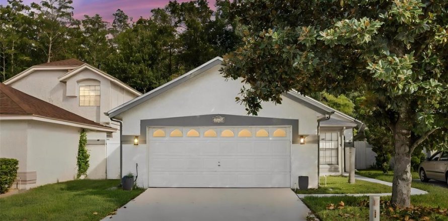 House in Orlando, Florida 2 bedrooms, 148.09 sq.m. № 2406359