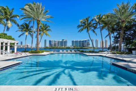 Condo à Aventura, Floride, 2 chambres  № 2400702