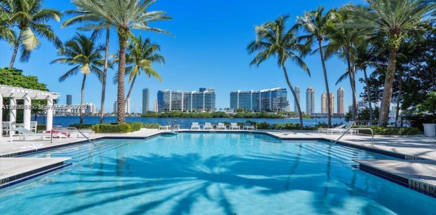 Condo à Aventura, Floride, 2 chambres  № 2400702
