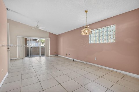 Casa en venta en Pembroke Pines, Florida, 3 dormitorios, 131.55 m2 № 1992260 - foto 19