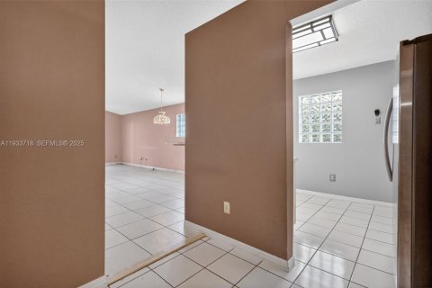 Casa en venta en Pembroke Pines, Florida, 3 dormitorios, 131.55 m2 № 1992260 - foto 9