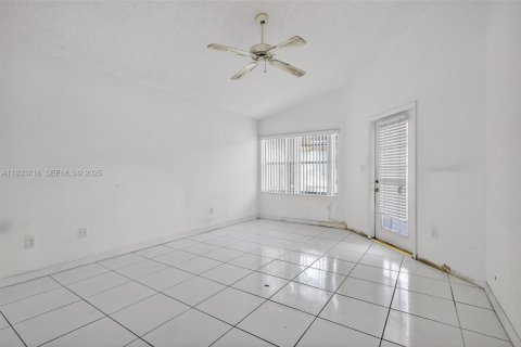 Casa en venta en Pembroke Pines, Florida, 3 dormitorios, 131.55 m2 № 1992260 - foto 23