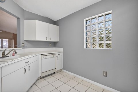 Casa en venta en Pembroke Pines, Florida, 3 dormitorios, 131.55 m2 № 1992260 - foto 12