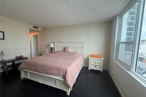 Condo in Hollywood, Florida, 2 bedrooms  № 2059746 - photo 12