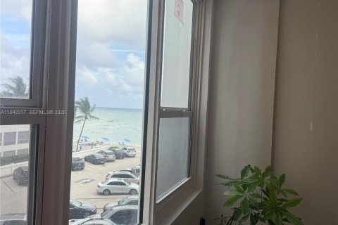 Condo in Hollywood, Florida, 2 bedrooms  № 2059746 - photo 13