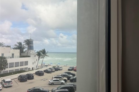 Condo in Hollywood, Florida, 2 bedrooms  № 2059746 - photo 14