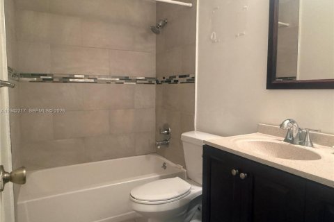 Condo in Hollywood, Florida, 2 bedrooms  № 2059746 - photo 15