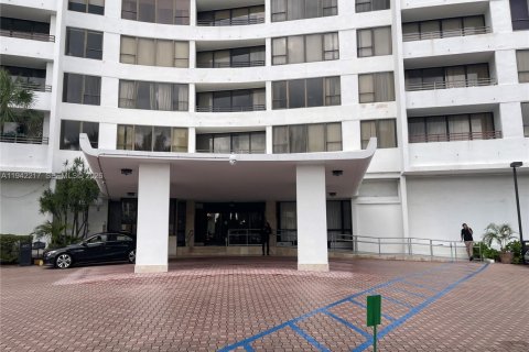 Condo in Hollywood, Florida, 2 bedrooms  № 2059746 - photo 26