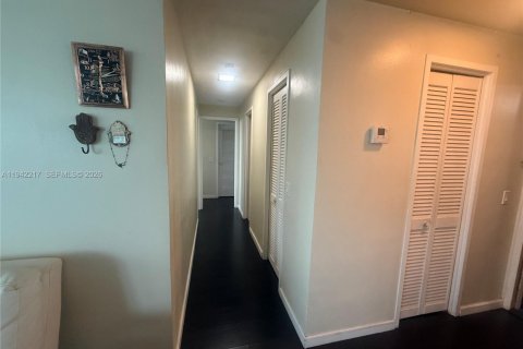 Condo in Hollywood, Florida, 2 bedrooms  № 2059746 - photo 24