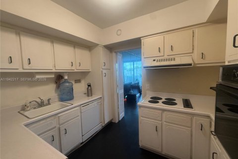 Condo in Hollywood, Florida, 2 bedrooms  № 2059746 - photo 19