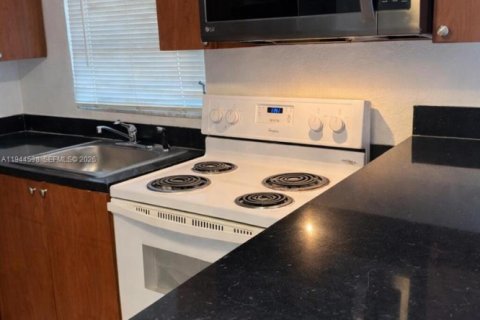 Casa en alquiler en Dania Beach, Florida, 2 dormitorios, 190.82 m2 № 2001077 - foto 3